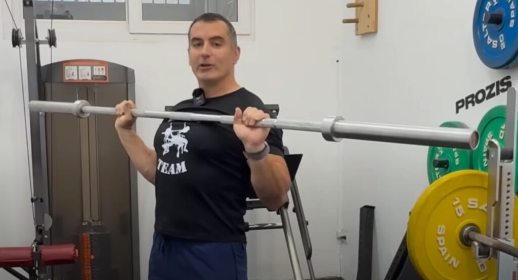como hacer press militar con barra correctamente sin lesiones