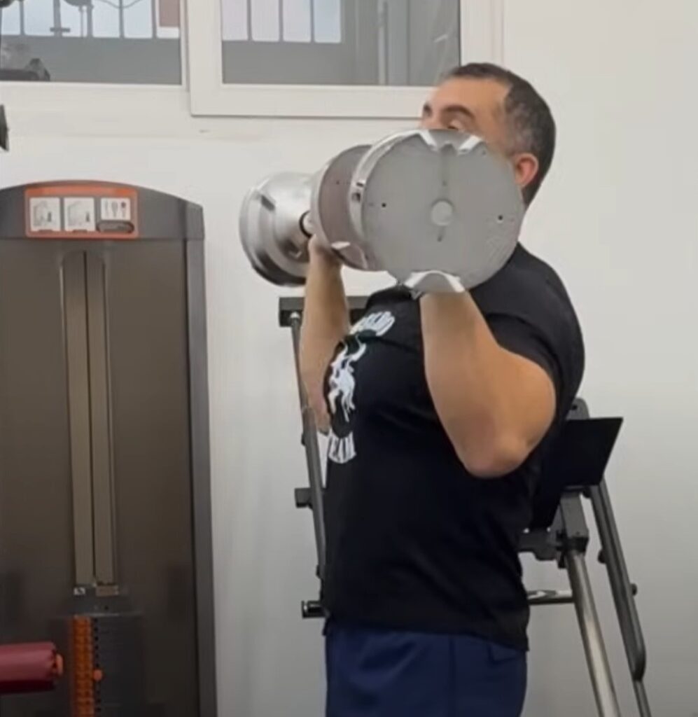 como hacer press militar con mancuernas
