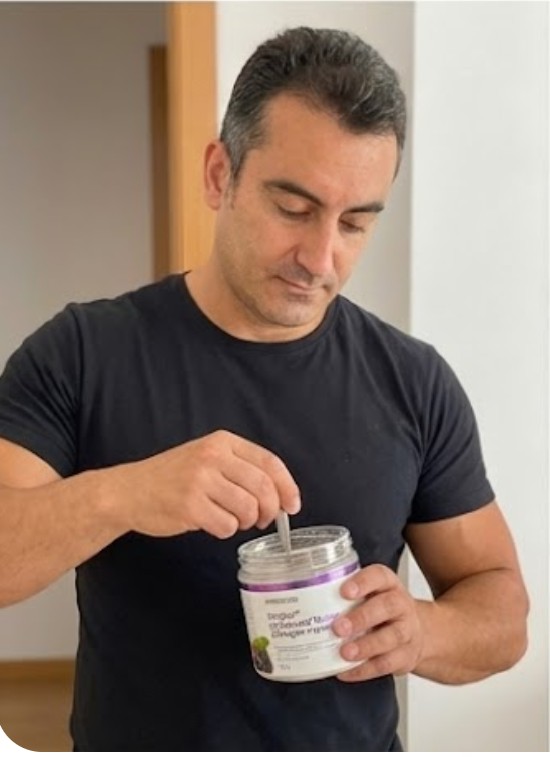 mezclando el Colágeno Marino en un vaso con una cuchara